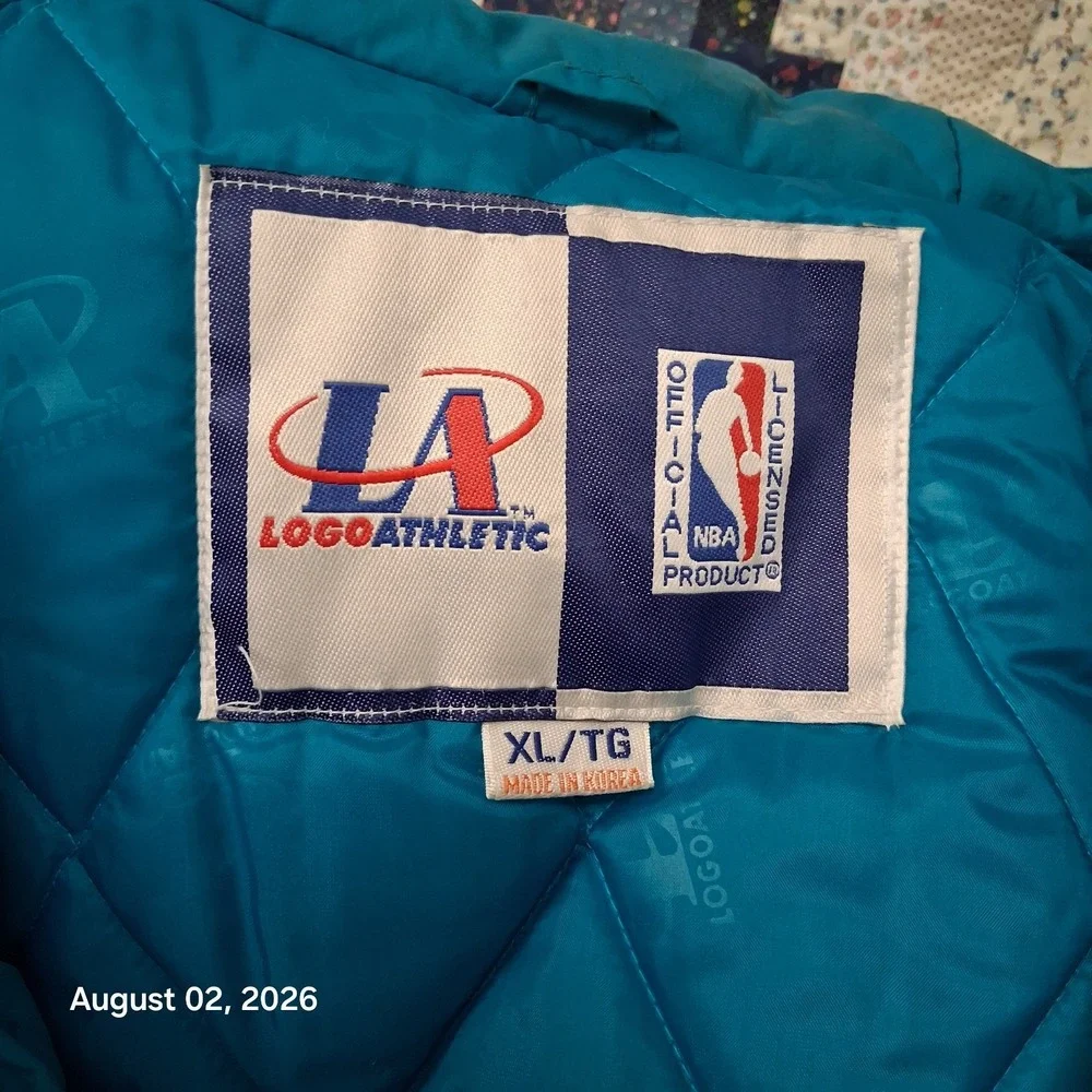 Vintage Logo Athletic Shark Tooth Charlotte Hornets Puffer Jacket Size XL